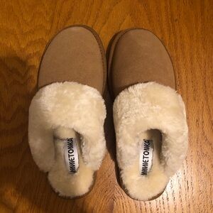 Minnetonka Shar Scuff - fury trim beige Slippers 8M